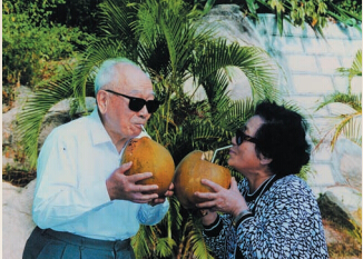 夫妻相識于戰(zhàn)火年代，相濡以沫