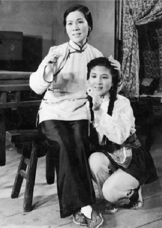 　　丁是娥在《羅漢錢》中飾小飛娥（1952年）.gif