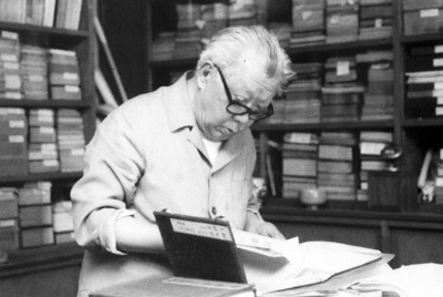 1984年夏,李一氓在書房查閱資料.jpg 1984年夏,李一氓在書房查閱資料.jpg