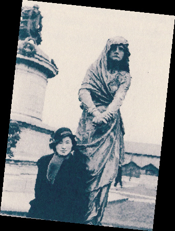　　1935年，丹尼在英國馬克白夫人雕像前.jpg