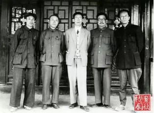 　　1949年5月初，夏衍從香港北上，在北平李克農(nóng)家的合影。左起：錢筱璋、阿英、夏衍、李克農(nóng)、袁牧之（沈蕓女士提供）.jpg