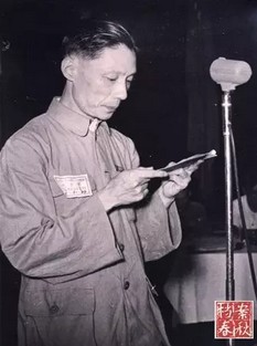 　　1950年7月，夏衍在上海市第一次文代會上作工作報告.jpg