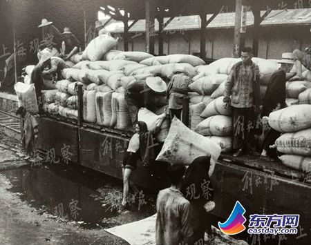 　　1949年7月10日，首批700噸東北大豆由天津運抵上海麥根路火車站。解放日報資料圖片.jpg
