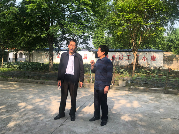 胡文杰侄子胡科軍(右一)深情講述胡文杰參加革命的故事。.jpg 胡文杰侄子胡科軍(右一)深情講述胡文杰參加革命的故事。.jpg