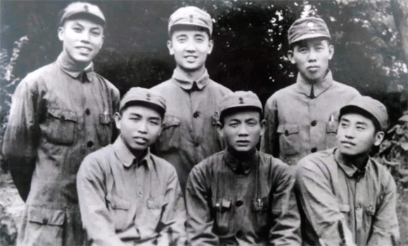 1946年8月,胡文杰(第二排右一)與團領導合影.png 1946年8月,胡文杰(第二排右一)與團領導合影.png