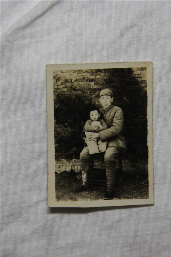 1、圖為胡文杰烈士參加解放上海戰役前夕,與2歲兒子胡曉軍的合影。胡文杰本人未能看到這張照片。.jpg 1、圖為胡文杰烈士參加解放上海戰役前夕,與2歲兒子胡曉軍的合影。胡文杰本人未能看到這張照片。.jpg