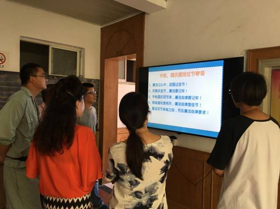 1嘉定區社區干部觀看中秋廉政標語